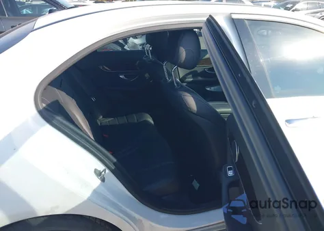 2018 Mercedes-Benz C 300 z USA, uszkodzony, nr VIN 55SWF4JB8JU259952